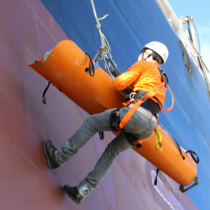 Instrutor Ranger SMS realizando um resgate técnico industrial no encostado do navio.